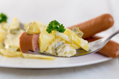 Sosis ve hardal patates salatası