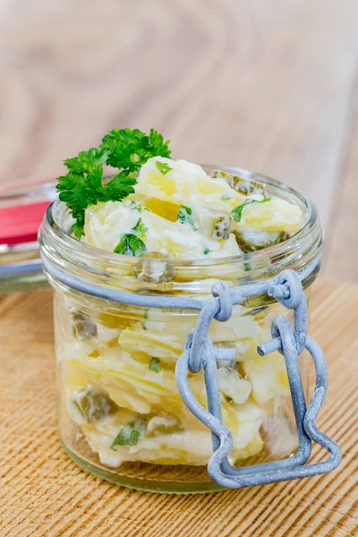 Kartoffelsalat im Glas auf Holz — Stockfoto