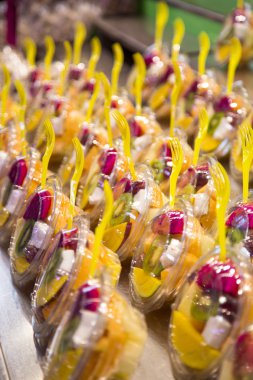 Bir pazar ahır olarak taze meyve salatası