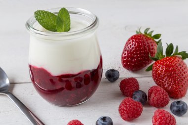 Kırmızı meyve kompostosu nane yaprakları ve meyve