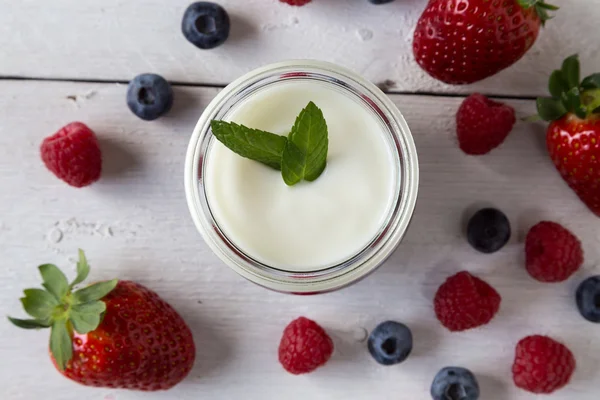 Rode Vruchten Compote Met Muntblaadjes Fruit — Stockfoto