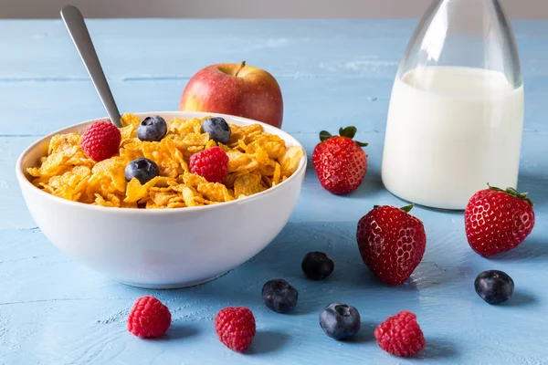 Cornflakes in einer Schüssel mit Milch und Früchten — Stockfoto