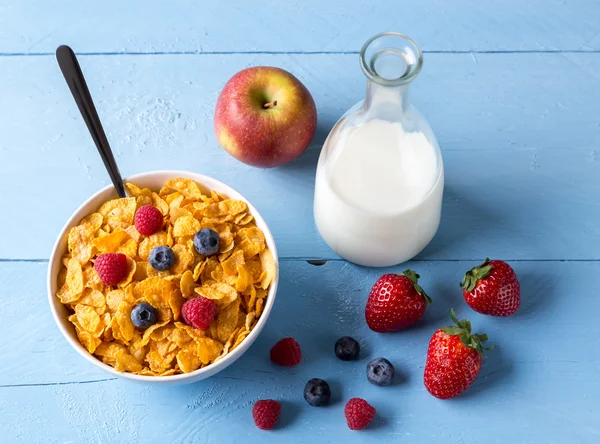 Cornflakes in einer Schüssel mit Milch und Früchten — Stockfoto