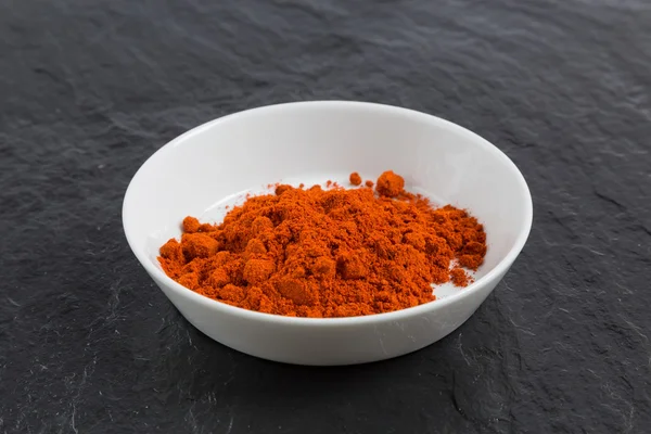 Paprika in einer Schüssel auf einem Schiefer — Stockfoto