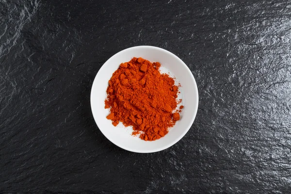 Paprika dans un bol sur une ardoise — Photo