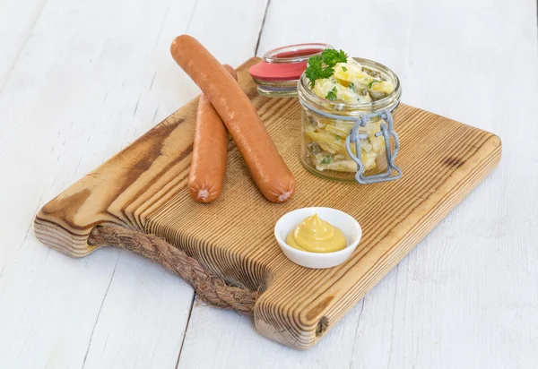 Salsicce con senape e insalata di patate — Foto Stock