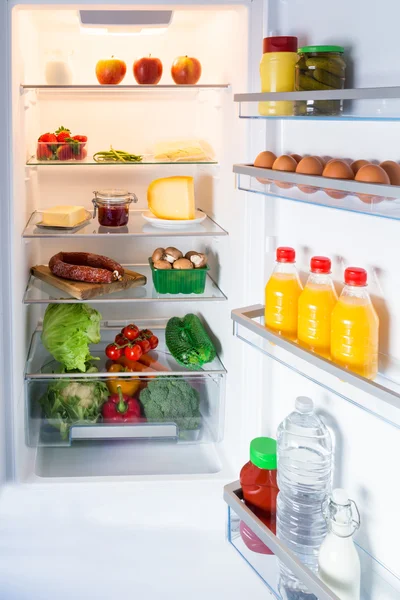打开冰箱里装满了食物 — 图库照片