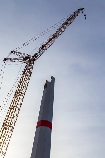 La turbina eólica está construida con una grúa en el parque eólico —  Fotos de Stock