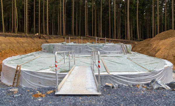 Base para un molino de viento construido en el parque eólico —  Fotos de Stock