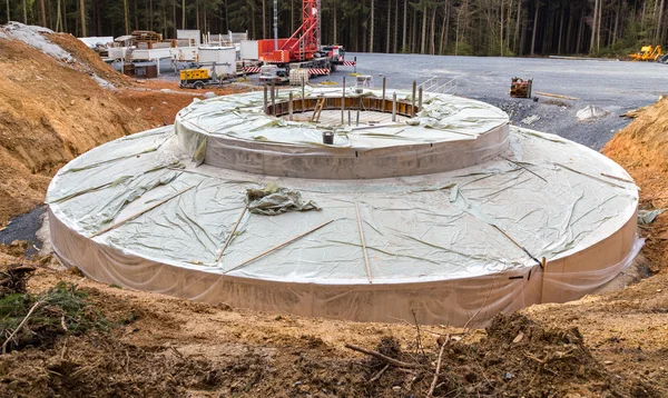 Base para un molino de viento construido en el parque eólico —  Fotos de Stock