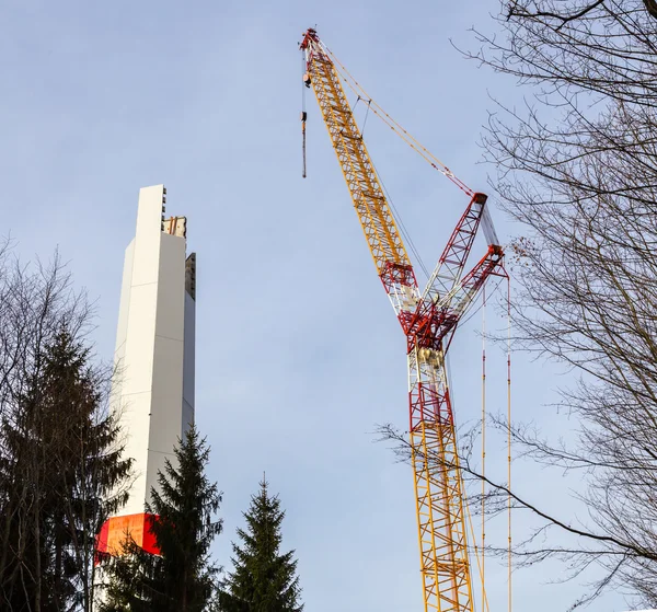 Windturbine is gebouwd met een kraan in windpark — Stockfoto