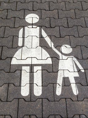 Anne ve çocuk sembolü bir park yerinde