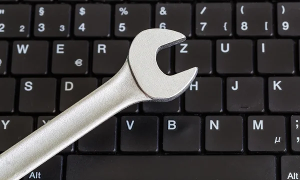 Wrench chrome and keyboard — Stock Photo, Image
