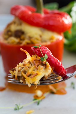 Et sosu ve fırında peynirli biber dolması