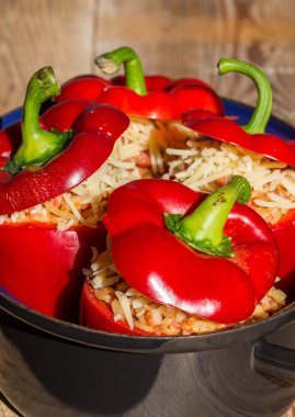 Et sosu ve fırında peynirli biber dolması