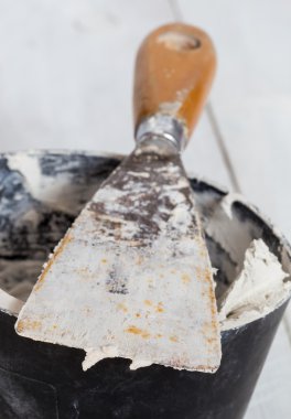 Spatula ile sıva ve karıştırma küvet