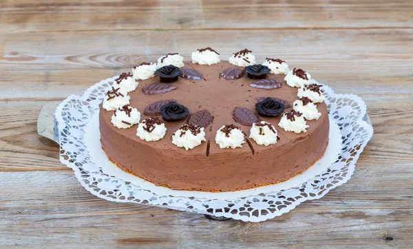 Шоколадный пирог на деревенском торте — стоковое фото