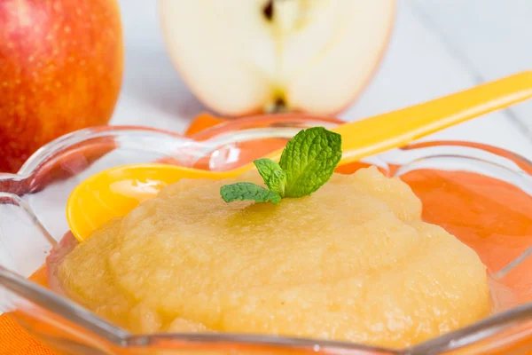 Elma tarçın ve turuncu kaşık ile — Stok fotoğraf