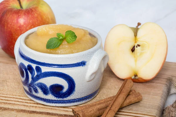 Jabłkowy z cynamonem w misce Kamionka — Zdjęcie stockowe
