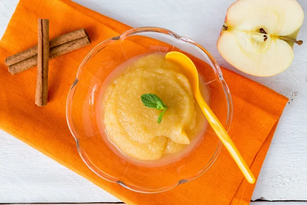 Salsa de manzana con canela y cuchara de naranja — Foto de Stock