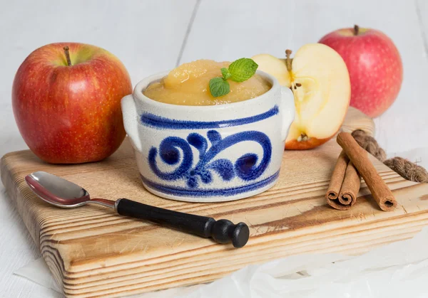 Compote de pommes à la cannelle dans un bol en grès — Photo