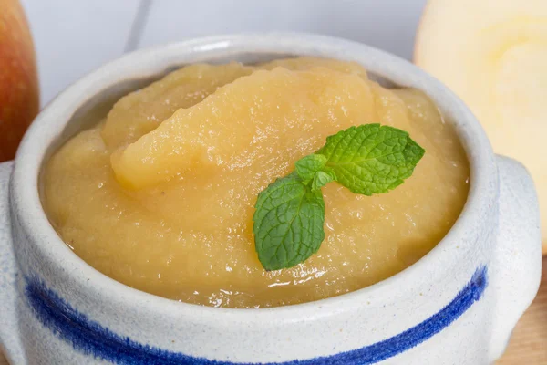 Applesauce with cinnamon in stoneware bowl — Stock Photo, Image