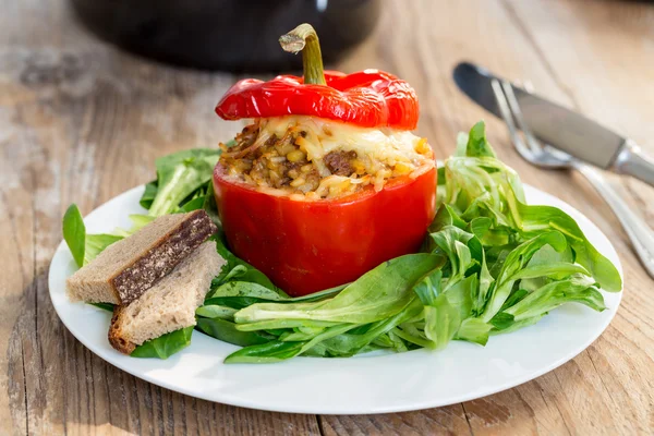 Gebakken gevulde paprika's met vlees saus en kaas — Stockfoto