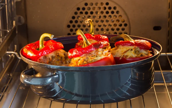 Gebackene gefüllte Paprika mit Fleischsoße und Käse — Stockfoto