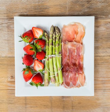 Jambon ve çilek ile yeşil kuşkonmaz