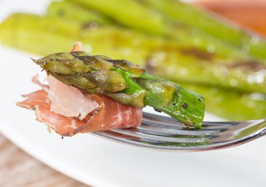 Jambon ve sos yeşil kuşkonmaz