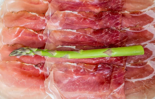 Groene asperges met ham macro — Stockfoto