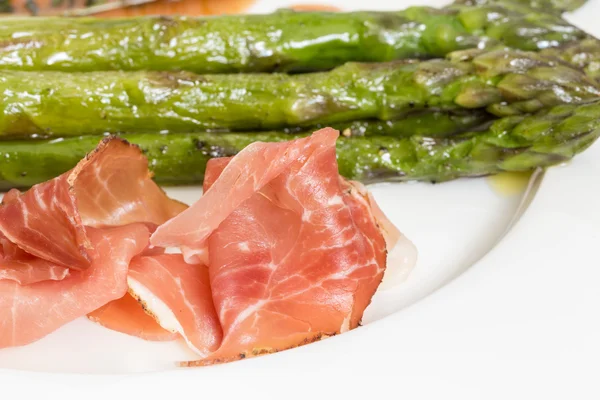 Prosciutto con asparagi verdi e salsa — Foto Stock