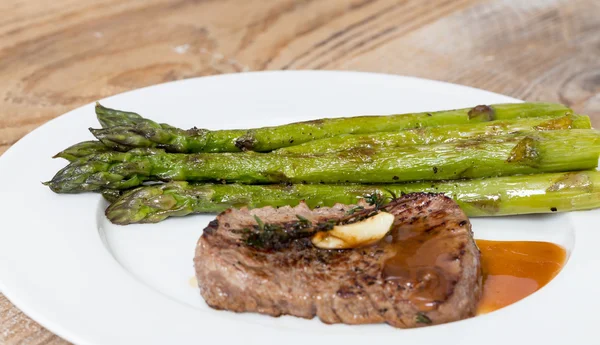 Green asparagus with beef steak and sauce — Stock Photo, Image