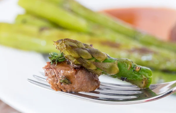 Espárragos verdes con carne de res y salsa —  Fotos de Stock