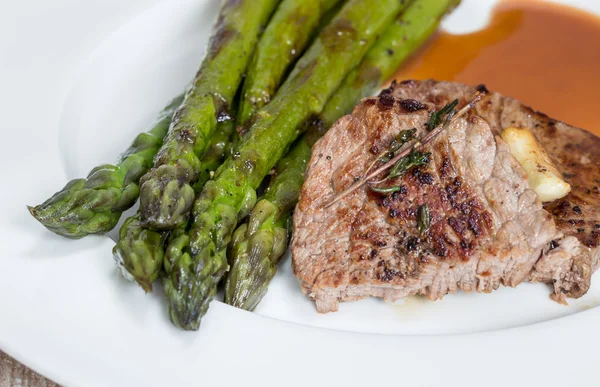 Green asparagus with beef steak and sauce — Stock Photo, Image