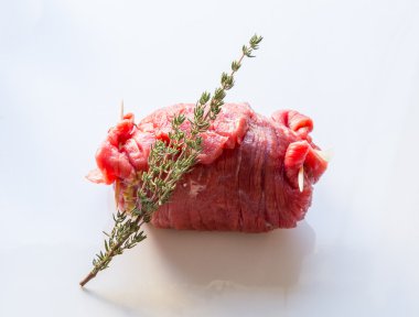 Sığır eti roulades hazırlanan ve pişmiş