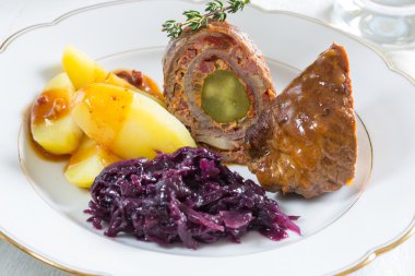 Nağmeleme patates ve kırmızı lahana ile sığır eti