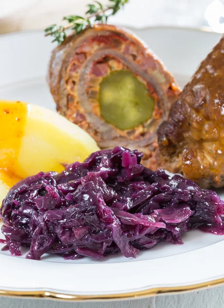 Roulade de carne de vaca com batatas e repolho vermelho — Fotografia de Stock