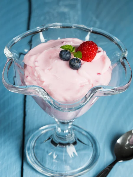 Raspberry crème dessert met munt en vruchten — Stockfoto