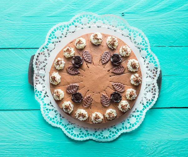 Pastel de crema de chocolate en madera turquesa con encaje de pastel — Foto de Stock