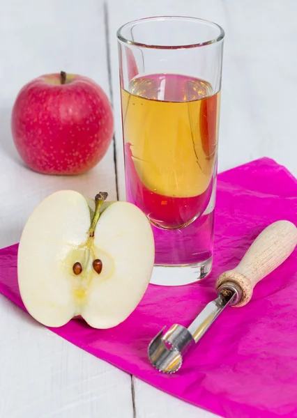 Apple juice freshly squeezed in glass on wood — Stock Photo, Image