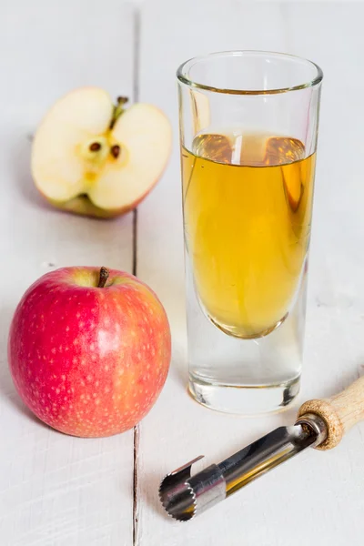 Apple juice freshly squeezed in glass on wood — Stock Photo, Image