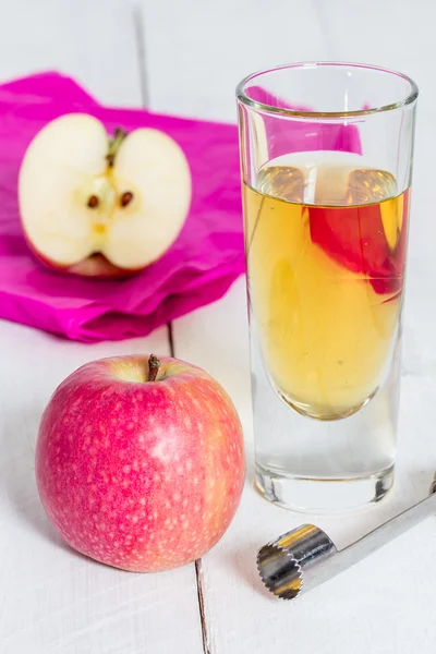 Apple juice freshly squeezed in glass on wood — Stock Photo, Image