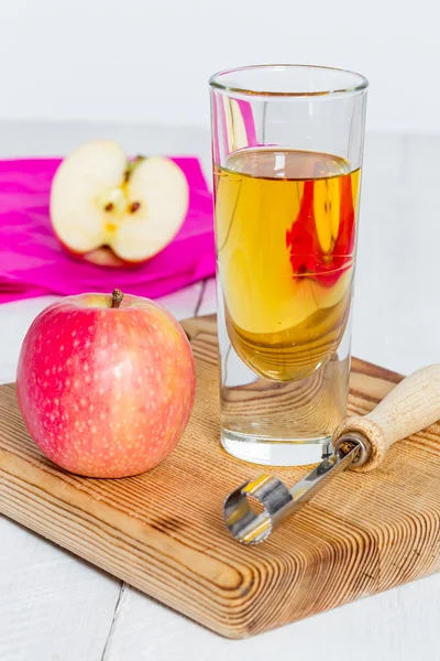 Apple juice freshly squeezed in glass on wood — Stock Photo, Image