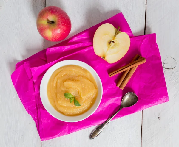 Applesauce on pink paper and spoon — Stock Photo, Image