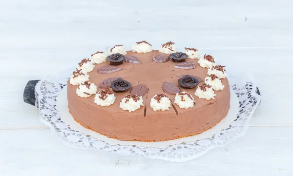 Шоколадный торт на белом дереве с тортом кружева — стоковое фото