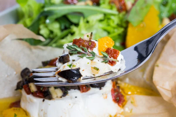 Keçi peyniri Mediterranean parşömen kağıt pişmiş — Stok fotoğraf