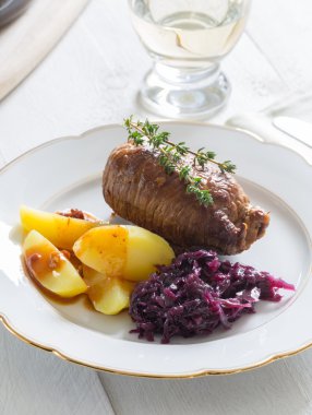 Nağmeleme patates ve kırmızı lahana ile sığır eti