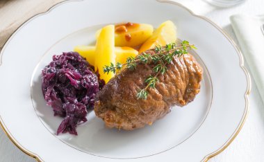 Nağmeleme patates ve kırmızı lahana ile sığır eti