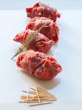 Sığır eti roulades hazırlanan ve pişmiş
